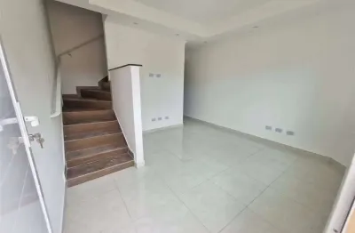 Excelente casa de condomínio com 2 dormitórios no barro jardim melvi em praia grande!