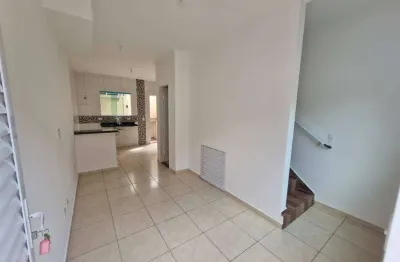 Excelente sobrado de condomínio com 2  dormitórios no bairro jardim melvi em praia grande!