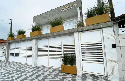 Linda casa de condomínio com 2 dormitórios e quintal privativo no bairro caiçara em praia grande!