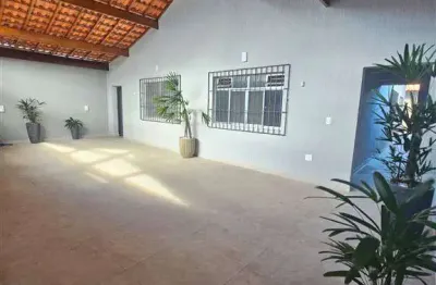 Excelente casa com 4 dormitórios e edícula no bairro vila tupi em praia grande!