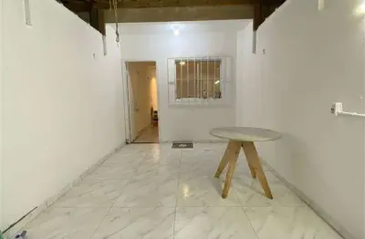 Ótimo sobrado de condomínio com 2 dormitórios e entrada individual no bairro jardim melvi em praia grande!