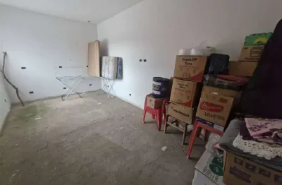 Excelente casa geminada com 2 dormitórios no bairro maracanã em praia grande!