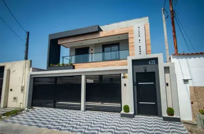 Excelente sobrado de condomínio no Balneário Maracanã, com 02 dormitórios, 01 banheiro social, 01 lavabo, cozinha americana, quintal privativo com churrasqueira.