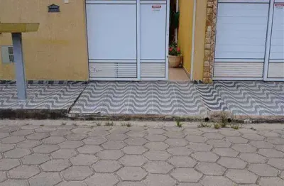 Excelente casa de 02 dormitórios, sendo 01 suíte, 02 vagas de garagem e churrasqueira. o imóvel está localizado no bairro jardim suarão -  itanhaém, localização que recebeu diversos investimentos na i