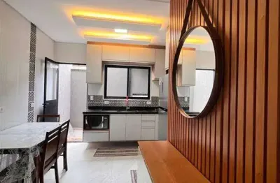 Excelente sobrado de condomínio com 02 dormitórios no barro maracanã em praia grande!