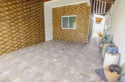 Excelente sobrado com 02 dormitórios, sendo uma suíte, 02 vagas de garagem, amplo espaço para depósito embaixo da escada. o imóvel está localizado na nova mirim, bairro que concentra vários serviços d