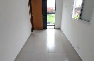 Excelente casa de condomínio sobreposta alta com 01 dormitório ampla sacada e 01 vaga de garagem. o imóvel está localizado no jardim esmeralda, bairro que tem recebido muita valorização através de rec