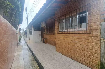 Excelente casa de condomínio tipo bangalô em ótimo estado de conservação. o imóvel está localizado na vila caiçara, bairro que vem recebendo cada vez mais investimentos na infraestrutura, além de ter 