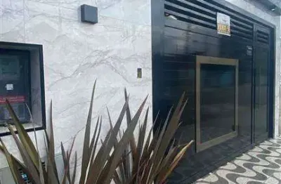 Excelente casa reformada de 03 dormitórios, sendo 01 suíte, 02 vagas de garagem e piscina aquecida. o imóvel está localizado no jardim imperador, bairro que tem recebido muita valorização através de r