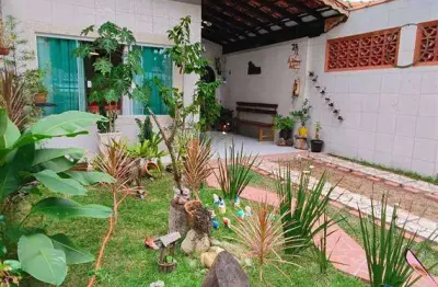 Excelente casa geminada com 02 dormitórios, sendo 01 suíte, 02 vagas de garagem, 01 edícula assobradada com a seguinte disposição: parte de baixo 01 cômodo com banheiro e na parte superior 02 cômodos 