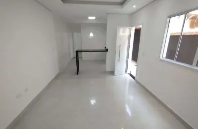 Excelente casa de condomínio sobreposta baixa com 02 dormitórios, sendo 01 suíte, e amplo quintal reservado com churrasqueira. o imóvel está localizado na nova mirim, bairro que concentra vários servi