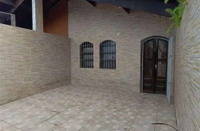Excelente casa geminada com 03 dormitórios, sendo 01 suíte, 02 vagas de garagem, amplo espaço gourmet com churrasqueira. o imóvel está localizado no vilamar na vila caiçara, bairro que vem recebendo e