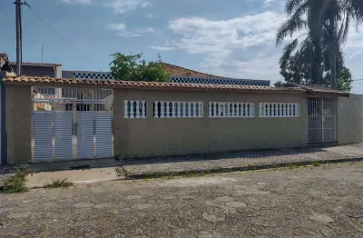 Excelente casa isolada com 03 dormitórios, sendo 01 suíte, edícula com 02 dormitórios, piscina, churrasqueira e 06 vagas de garagem no balneário maracanã.