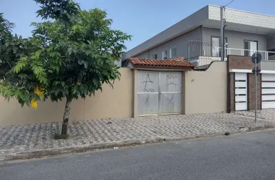 Excelente casa isolada com 03 dormitórios, sendo 01 suíte, edícula com 02 dormitórios, piscina, churrasqueira e 06 vagas de garagem no balneário maracanã.