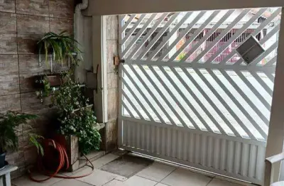 Excelente casa com 2 dormitórios no bairro maracanã em praia grande!