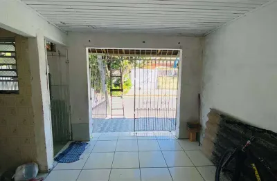 Excelente bangalo duplo com um dormitorio na parte superio e com vaga de garagem.