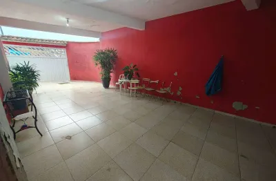 Excelente sobrado com 02 dormitórios, sendo  02 suítes, 03 vagas de garagem. o imóvel está localizado na vila caiçara, bairro que vem recebendo e cada vez mais investimentos na infraestrutura, além de