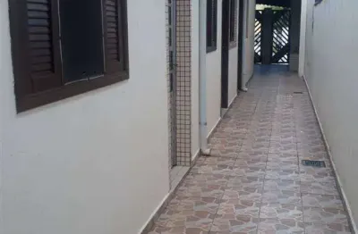 Excelente casa de condominio com quintal privativop no tude bastos.