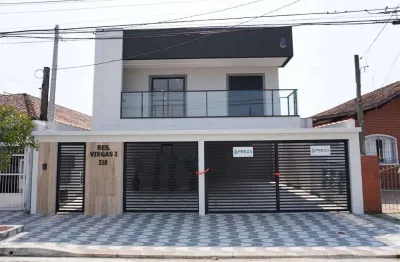 Excelente sobrado de condomínio com 02 dormitórios, 01 banheiro social, 01 lavabo, amplo quintal reservado com churrasqueira. o imóvel está localizado na nova mirim, bairro que concentra vários serviç