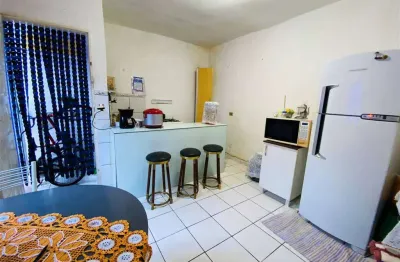 Excelente bangalô duplo refortmado. o imóvel está localizado na vila caiçara, bairro que vem recebendo e cada vez mais investimentos na infraestrutura, além de ter o terceiro maior comércio de praia g
