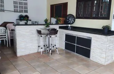 Excelente casa de 03 dormitórios, sendo 02 suítes, 01 banheiro social, piscina e churrasqueira, com pagamento facilitado nas seguintes condiçoes: entrada de r$ 250.000,00 e o saldo restante direto com