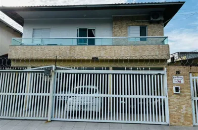 Excelente casa de condomínio sobreposta baixa com quintal privativo no sítio do campo.