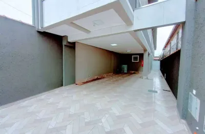 Excelente casa de condomínio sobreposta alta com 02 dormitórios, sendo 01 suíte, 01 vaga de garagem rotativa. o imóvel está localizado na nova mirim, bairro que concentra vários serviços de educação, 