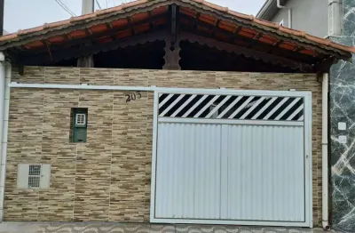 Excelente casa reformada com 02 dormitórios, 02 vagas de garagem. o imóvel está localizado no balneário maxland, bairro que tem recebido muita valorização através de recentes investimentos em praia gr
