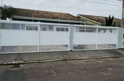 Excelente casa alto padrão com 03 suítes, piscina, churrasqueira e amplo sótão de fácil acesso no balneário florida.