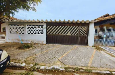 Excelente casa de 03 dormitórios, sendo 01 suíte, 04 vagas de garagem, churrasqueira e edícula. o imóvel está localizado no jardim real, bairro que tem recebido muita valorização através de recentes i