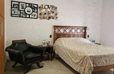 Excelente casa à venda dividida na seguinte conformidade: andar superior: 03 dormitórios, sendo 01 suíte, andar inferior 02 dormitórios, sendo 01 suíte, o imóvel está localizado na vila caiçara, bairr