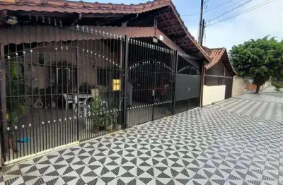Excelente casa de 03 dormitórios, sendo 01 suíte, 04 vagas de garagem, amplo espaço com churrasqueira. o imóvel está localizado no balneário maracanã, localização que recebeu diversos investimentos, p