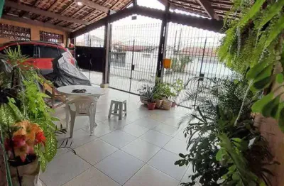 Excelente casa de 03 dormitórios, sendo 01 suíte, 04 vagas de garagem, amplo espaço com churrasqueira. o imóvel está localizado no balneário maracanã, localização que recebeu diversos investimentos, p