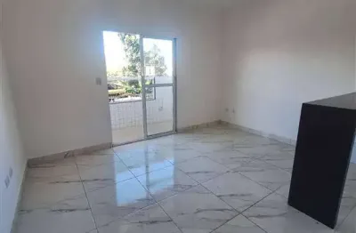 Excelente casa de condomínio com 02 dormitórios no bairro tude bastos em praia grande!