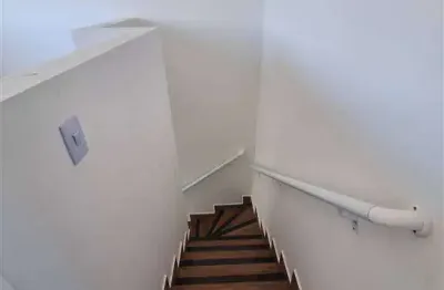 Excelente casa de condomínio com 02 dormitórios no bairro nova mirim em praia grande!