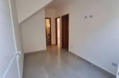 Excelente casa de condomínio com 02 dormitórios no bairro nova mirim em praia grande.