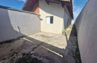 Excelente casa geminada com 02 dormitórios no bairro maracanã em praia grande!