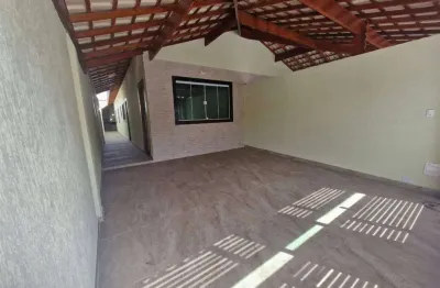 Excelente casa geminada com 02 dormitórios no bairro maracanã em praia grande!