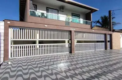 Excelente casa de condomínio sobreposta alta com 02 dormitórios, 01 banheiro social, 01 lavabo e quintal privativo.  o imóvel está localizado no tude bastos, bairro que tem recebido muita valorização 