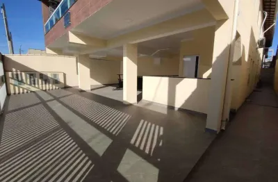 Excelente casa de condomínio sobreposta alta com 02 dormitórios, 01 banheiro social, 01 lavabo e quintal privativo.  o imóvel está localizado no tude bastos, bairro que tem recebido muita valorização 
