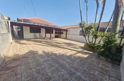 Excelente casa isolada com 02 dormitórios no bairro maracanã em praia grande!