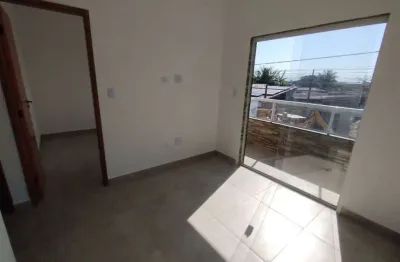 Excelente casa de condomínio sobreposta alta com 02 dormitórios e ampla sacada. o imóvel está localizado no ribeirópolis, bairro que tem recebido muita valorização através de recentes investimentos em