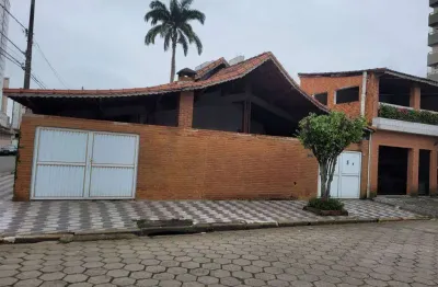 Excelente casa com 03 dormitórios no bairro aviação em praia grande!
