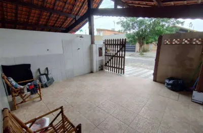 Excelente casa geminada de 01 dormitório e 02 vagas de garagem. o imóvel está localizado no balneário maracanã, localização que recebeu diversos investimentos na infraestrutura, proporcionando mais co
