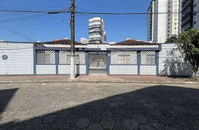 Excelente casa de condomínio tipo kitnet reformado com vaga de garagem. o imóvel está localizado na vila guilhermina, um dos bairros mais movimentados de praia grande, localização que recebeu diversos