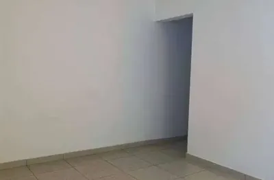 Excelente sobrado de condomínio com 02 dormitórios, 01 banheiro social, 01 lavabo e amplo quintal reservado. o imóvel está localizado no parque das américas, bairro que tem recebido muita valorização 