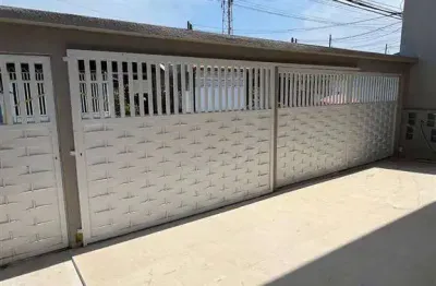 Excelente sobrado de condomínio com 02 dormitórios, 01 banheiro social, 01 lavabo e quintal privativo. o imóvel está localizado na vila mirim, localização que recebeu diversos investimentos na infraes