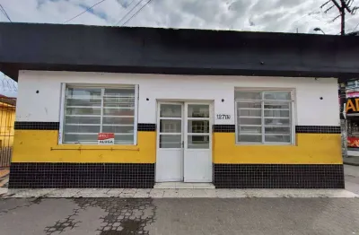 Excelente ponto comercial em localização estratégica, ideal para lojas, escritórios, clínicas ou consultórios, o imóvel possui 06 salas bem distribuidas e 04 banheiros. o imóvel está localizado na vil