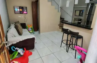 Excelente sobrado de condomínio com 01 dormitório, 01 banheiro social, 01 lavabo e amplo quintal privativo. o imóvel está localizado no jardim melvi, bairro que vem se valorizando através de recentes 