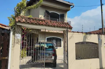 Excelente sobrado com 04 dormitórios, sendo 02 suítes, 03 vagas de garagem, piscina, churrasqueira e sistema de energia fotovoltaico já instalado, e em pleno funcionamento, garantindo sustentabilidade